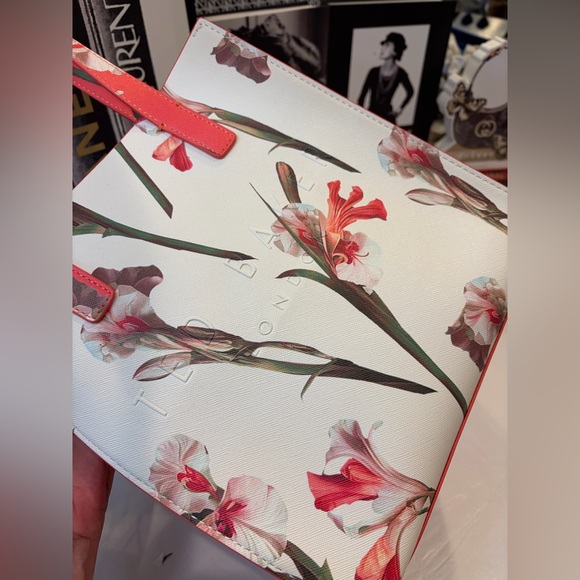 NWT TED BAKER LONDON “THE ICON” 
IRIS PRINT TOTE

SHE IS SO PRETTY!👛🌷🌸 - Picture 6 of 12
